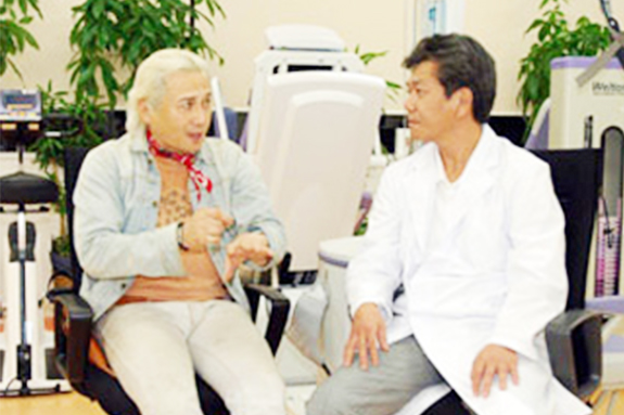 シリーズ「ドクター訪問」で萩原流行さん（俳優）との対談記事が掲載されました。